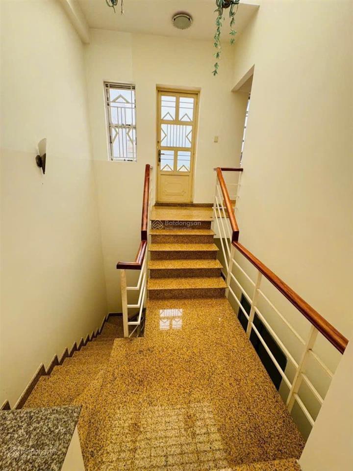 Cho thuê nhà 5 phòng ngủ, đường 20m
