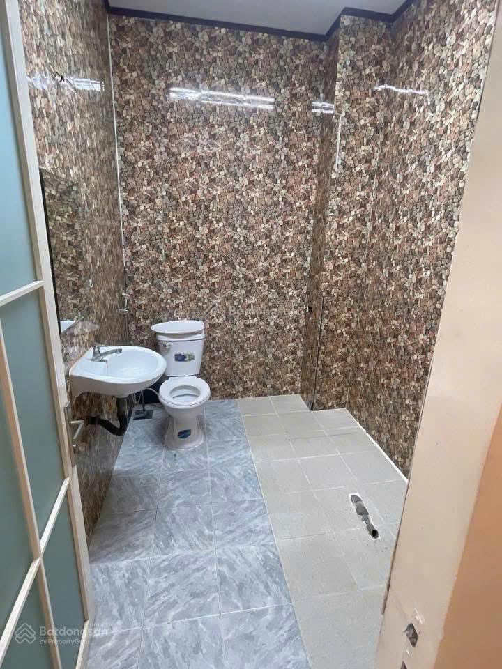Đường hoa lan phú nhuận 4x16m, 4 tầng 7pn, 8wc 38 triệu/tháng