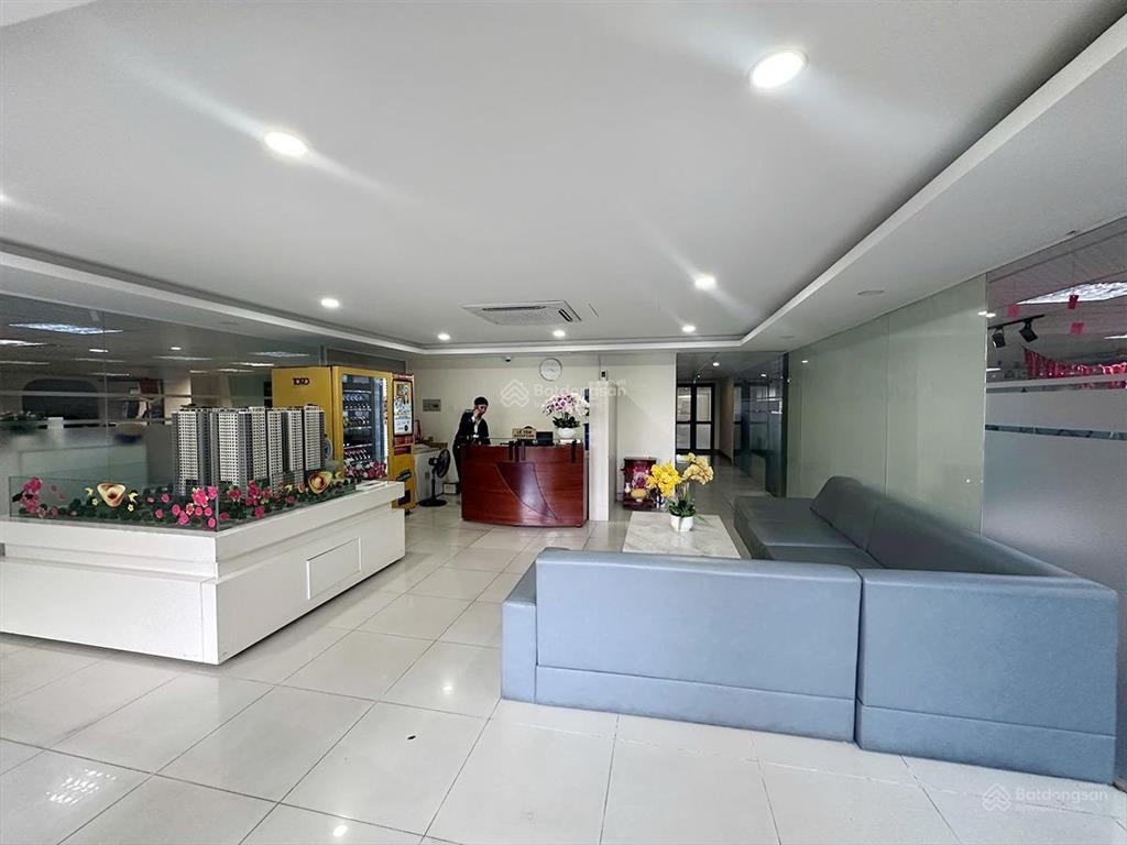 Cho thuê văn phòng bcons 2 đường ung văn khiêm bình thạnh dt 300m2.  0906 391 ***