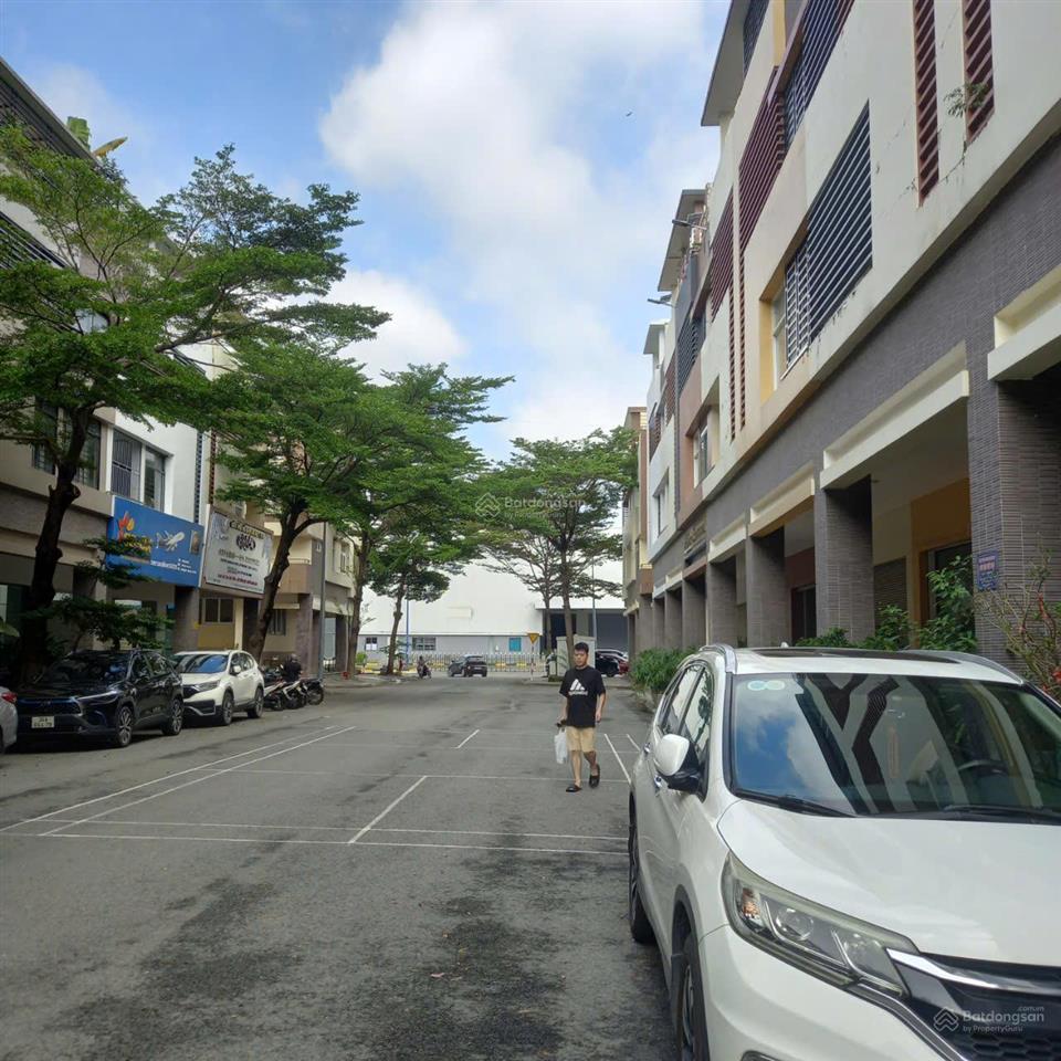 Cho thuê shophouse gold town thành phố mới bình dương tel 0903 939 ***