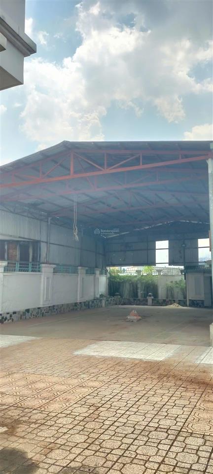 Cho thuê mặt bằng 700m2 có căn biệt thự 3 lầu dương quảng hàm