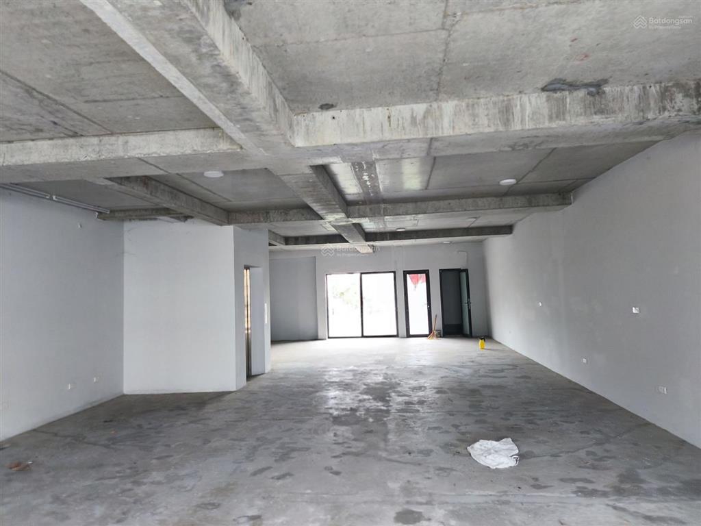 Nhà văn phòng 8x20m, 3 lầu trống suốt có thang máy