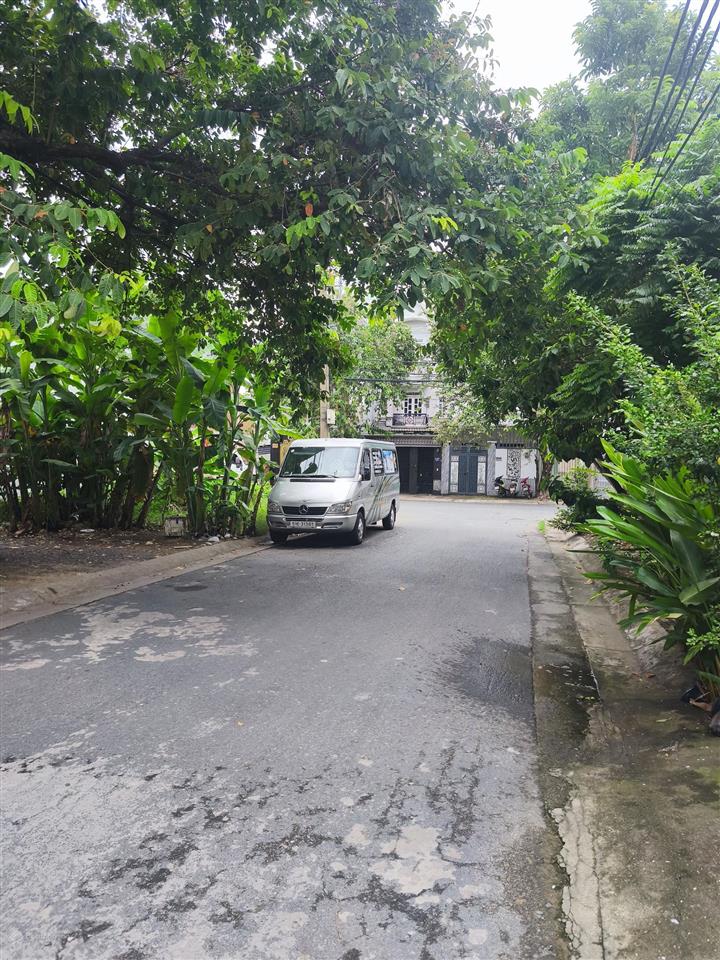 Nhà văn phòng 8x20m, 3 lầu trống suốt có thang máy
