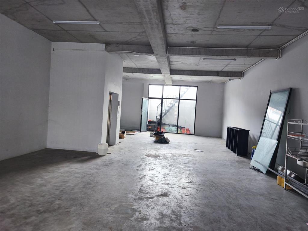 Nhà văn phòng 8x20m, 3 lầu trống suốt có thang máy