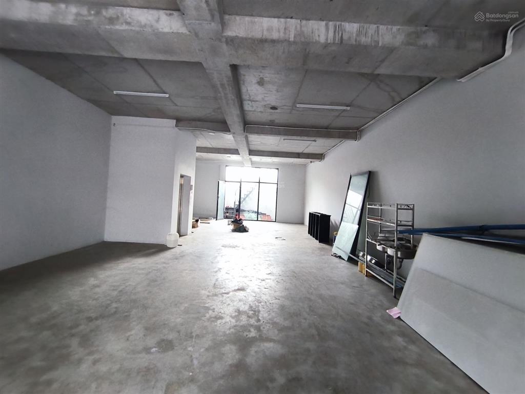 Nhà văn phòng 8x20m, 3 lầu trống suốt có thang máy