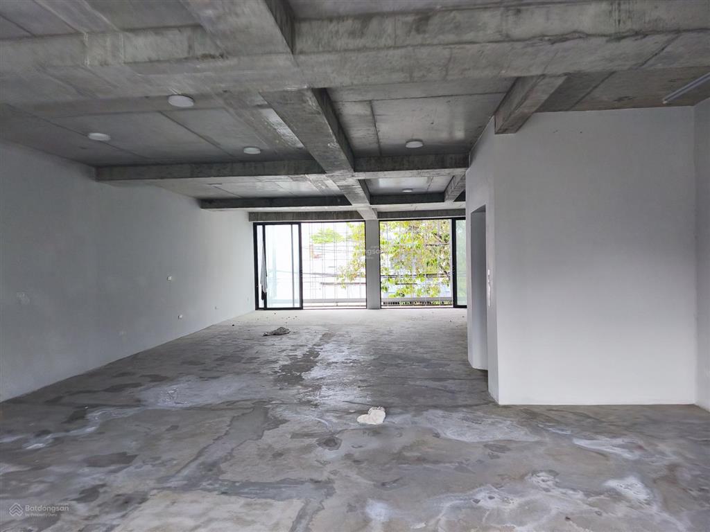 Nhà văn phòng 8x20m, 3 lầu trống suốt có thang máy
