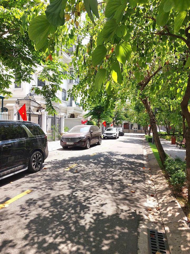 Cho thuê nhà căn góc khu đảo kim cương quận 2, có sân 60m2, trệt, 2 lầu, sân thượng, thang máy