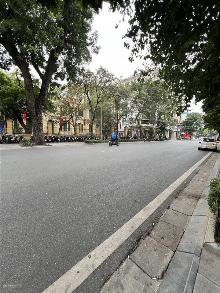 Trung tâm phố cổ hoàn kiếm view hồ gươm hàng bài siêu hiếm sau 1 nhà ra mặt phố