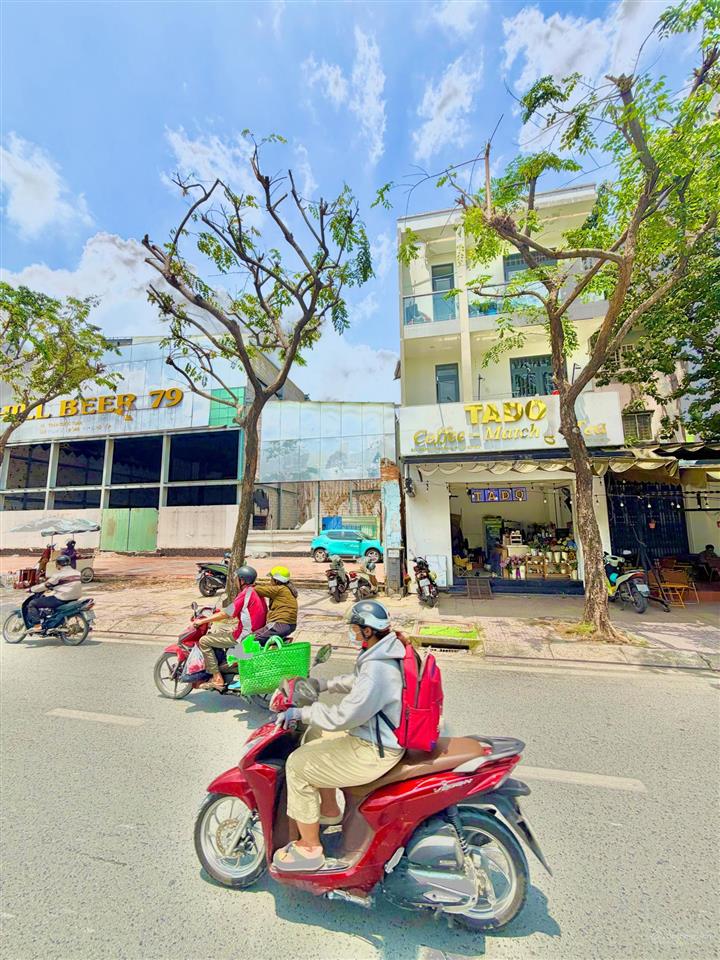 Bán mặt tiền phạm văn đồng, 3 tầng, đang cho thuê 16tr/th, gửi anh chị trợ duyên 1%,sdt 0978 529 ***