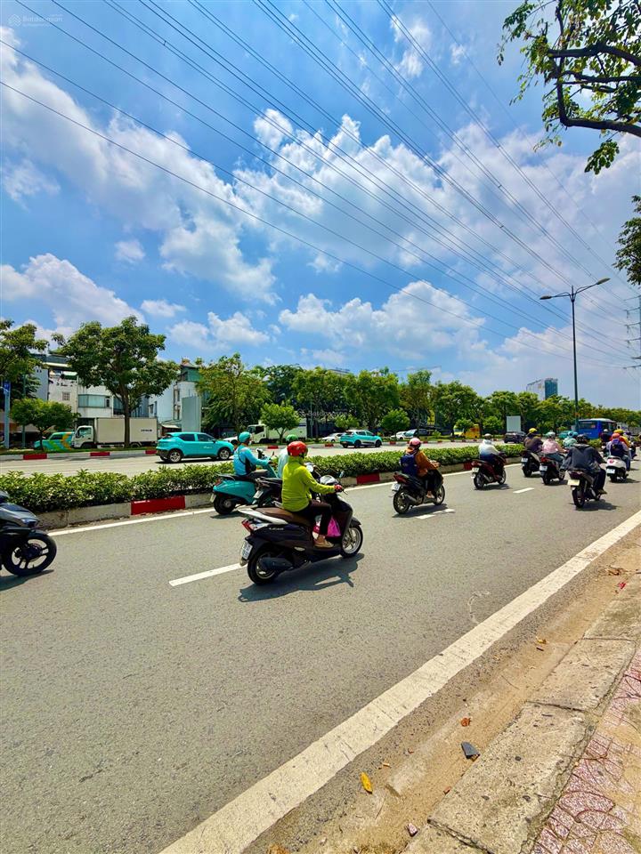 Bán mặt tiền phạm văn đồng, 3 tầng, đang cho thuê 16tr/th, gửi anh chị trợ duyên 1%,sdt 0978 529 ***