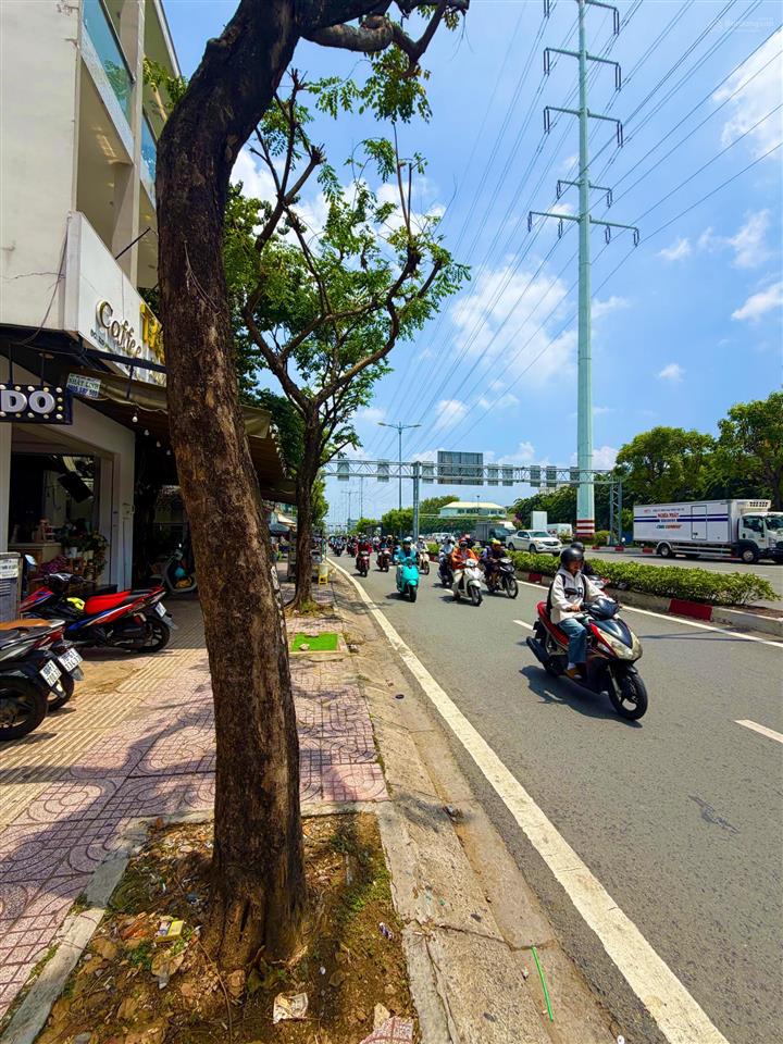 Bán mặt tiền phạm văn đồng, 3 tầng, đang cho thuê 16tr/th, gửi anh chị trợ duyên 1%,sdt 0978 529 ***