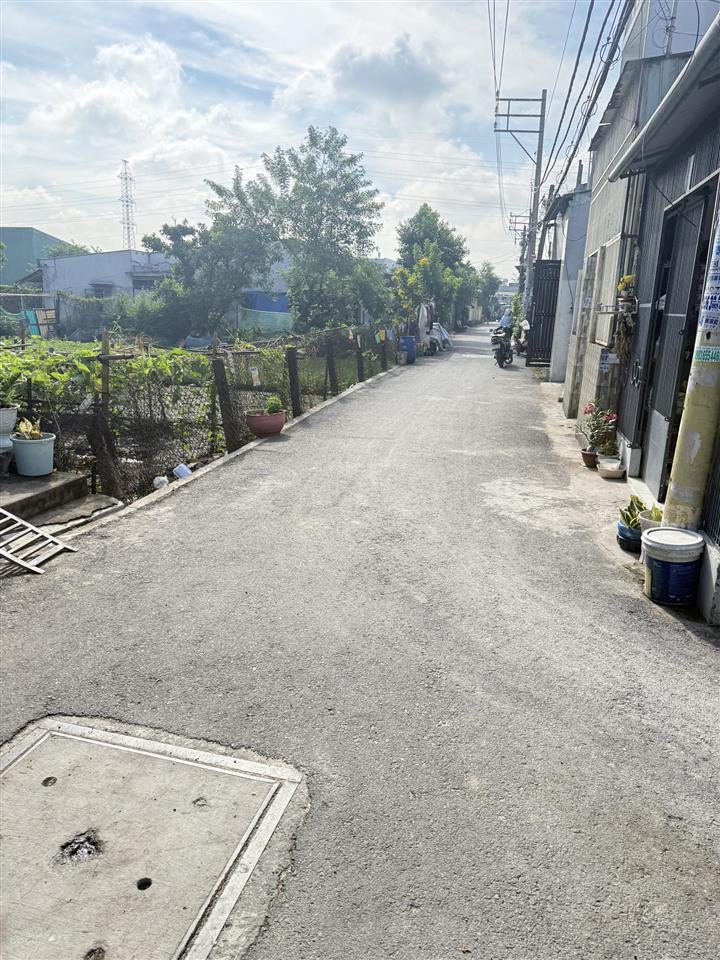 Bán nhà hẻm nhựa, ngang 5m, cấp 4, sổ hồng riêng. gần tân kì tân quí