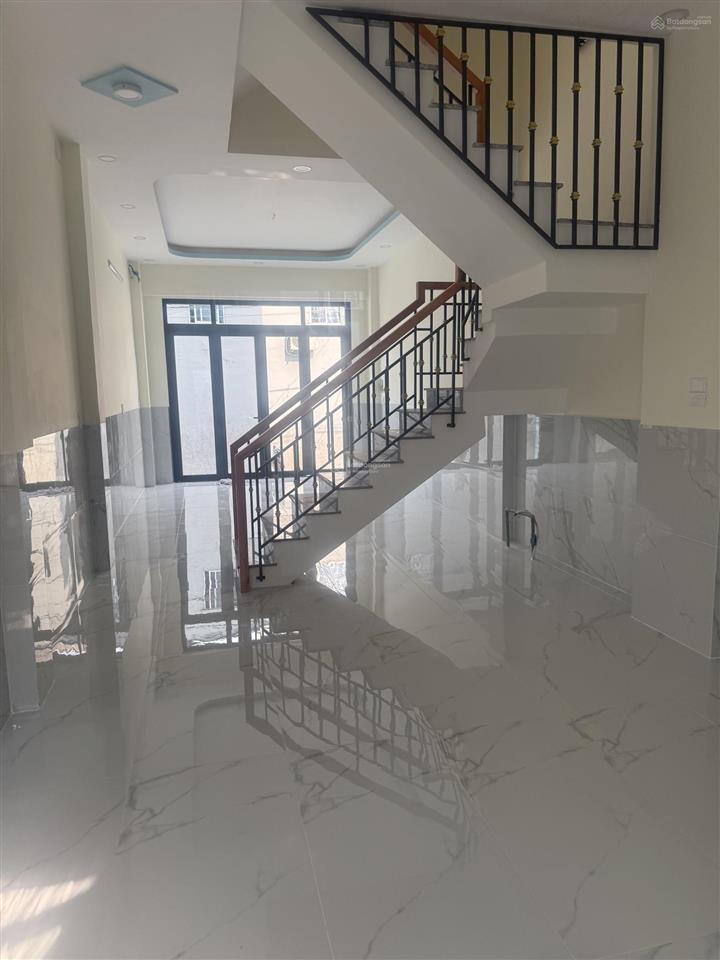 Chính chủ bán nhà mới xây, 4 tầng, hẻm xe tải vào tận cửa, ngang 4m, vuông vức. bình tân giáp tp