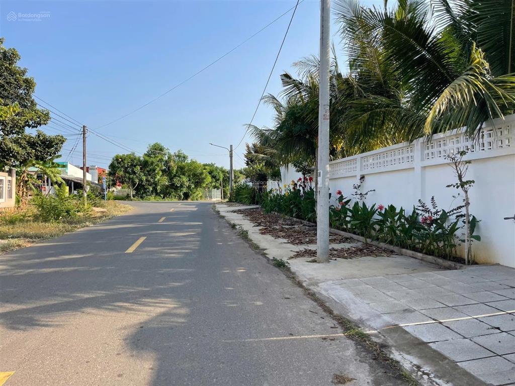 Bán đất giá siêu ngộp 2 mặt tiền tt đất đỏ vị trí đẹp thị trấn đất đỏ đối diện trườn