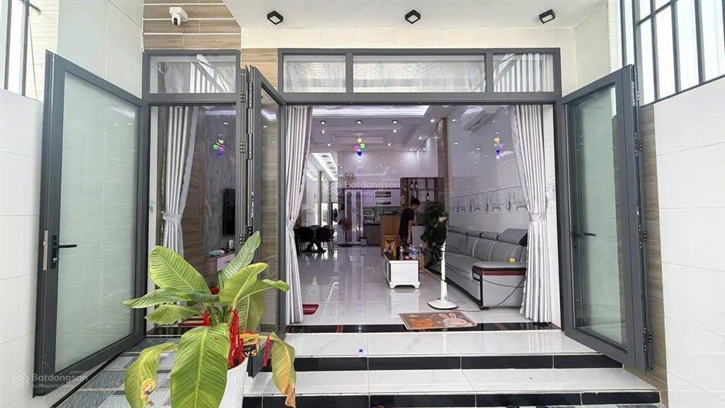 Căn nhà xã phước hải  tp hcm cách biển 3,5km.
diện tích 5x32159,5, sẵn 100m thổ cư.
