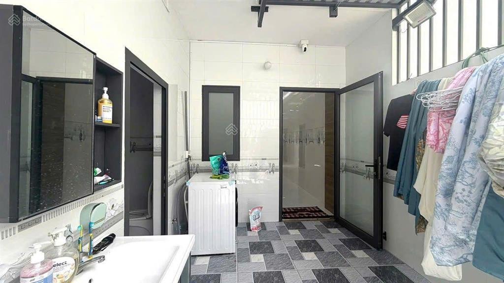 Căn nhà xã phước hải  tp hcm cách biển 3,5km.
diện tích 5x32159,5, sẵn 100m thổ cư.