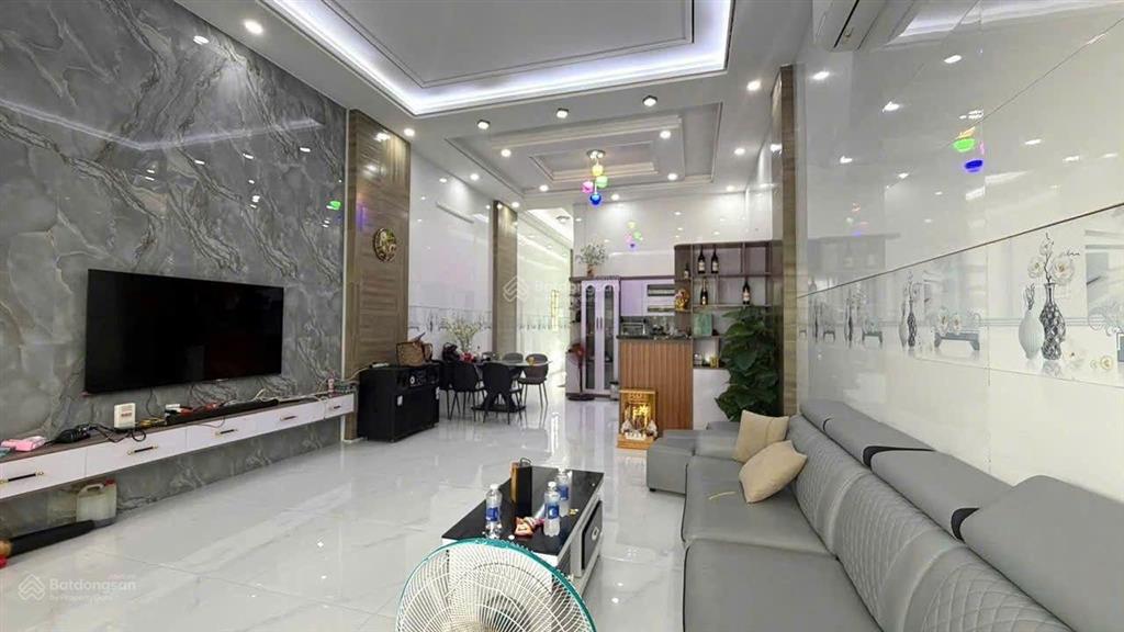 Căn nhà xã phước hải  tp hcm cách biển 3,5km.
diện tích 5x32159,5, sẵn 100m thổ cư.