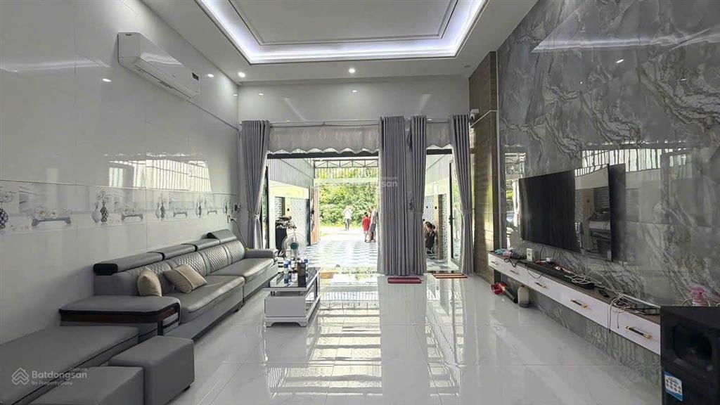 Căn nhà xã phước hải  tp hcm cách biển 3,5km.
diện tích 5x32159,5, sẵn 100m thổ cư.
