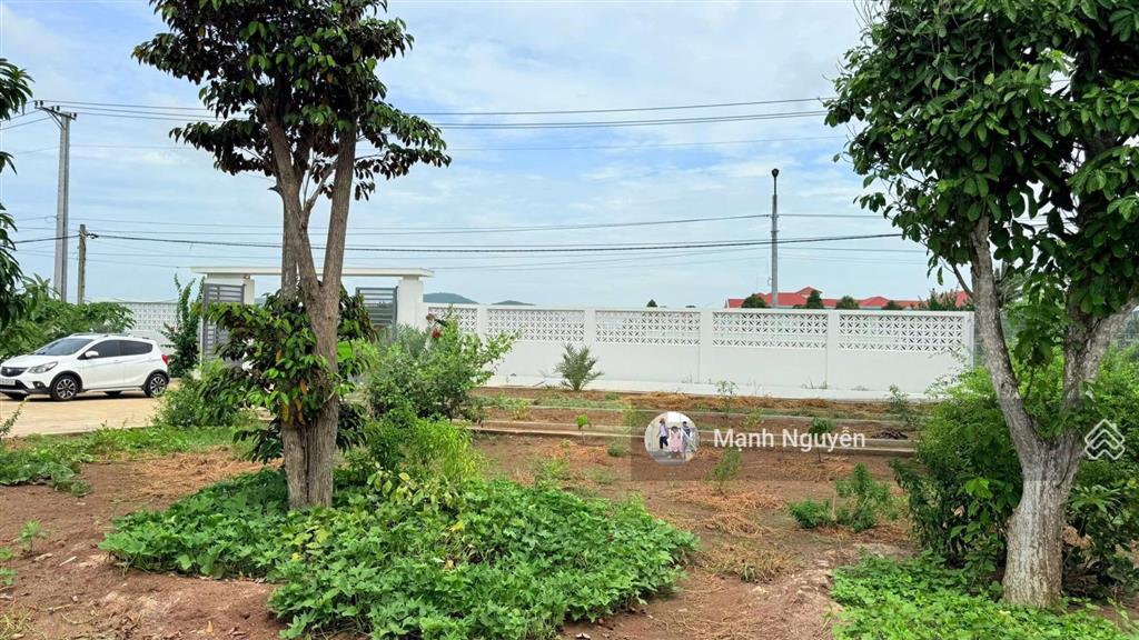 Nhà vườn mái thái 3015m2 trung tâm
dt 3015m227,7x66 nở hậu 66m có 207m thổ cư
mặt tiền đường ng