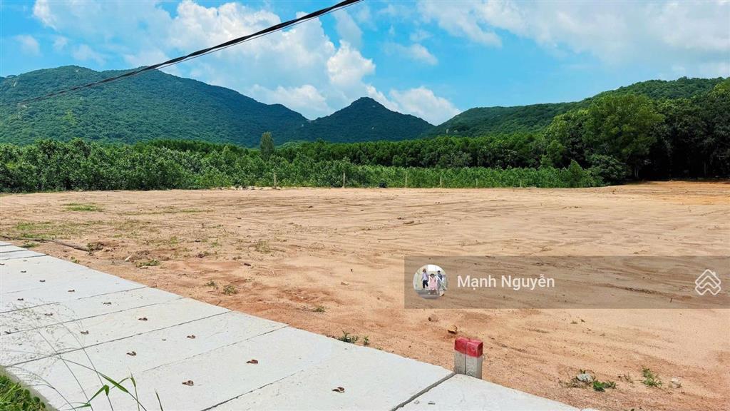 View núi giá siêu rẻ  gần biển dt 606m2 9x74  mặt tiền đường nhựa sát chân núi minh đạm. đất bằng