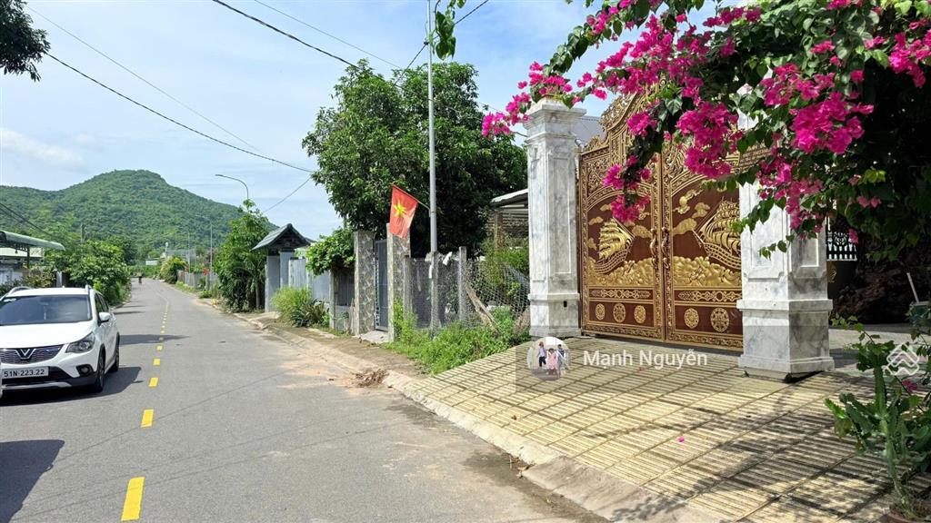 View núi cực đẹp  bán nhà tặng đất
dt 230m2  6x40  100m² thổ cư
mặt tiền đường nhựa số 2