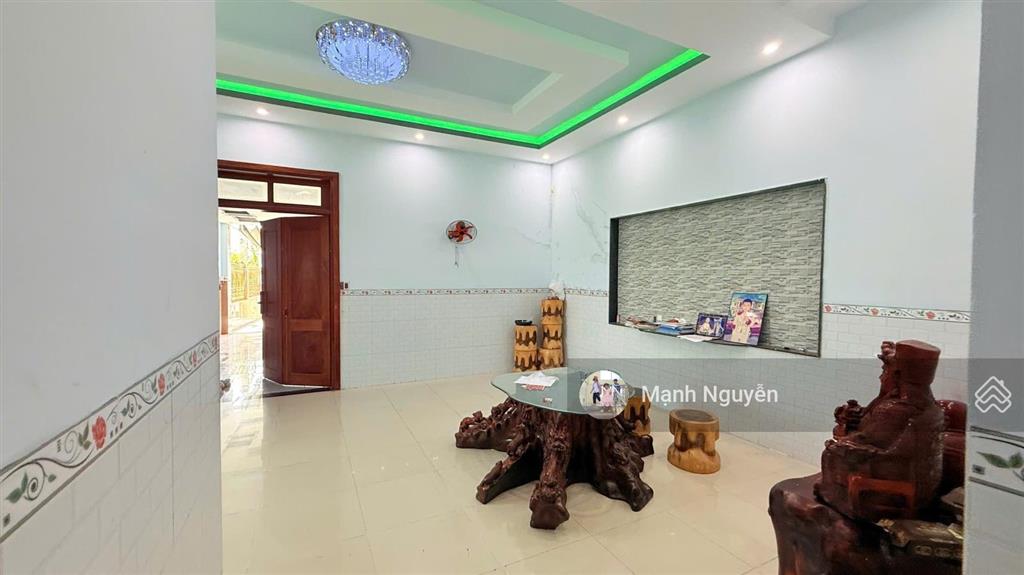 View núi cực đẹp  bán nhà tặng đất
dt 230m2  6x40  100m² thổ cư
mặt tiền đường nhựa số 2