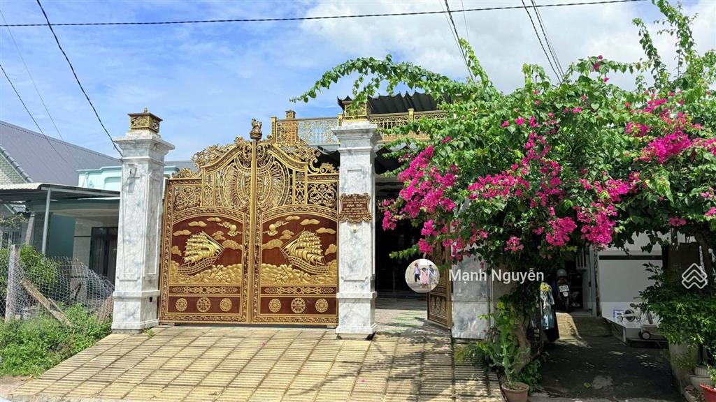 View núi cực đẹp  bán nhà tặng đất
dt 230m2  6x40  100m² thổ cư
mặt tiền đường nhựa số 2