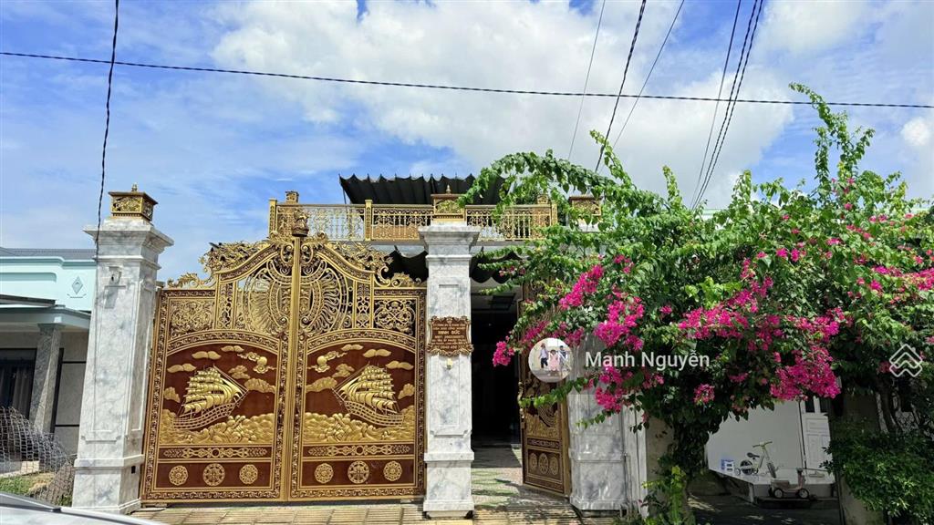 View núi cực đẹp  bán nhà tặng đất
dt 230m2  6x40  100m² thổ cư
mặt tiền đường nhựa số 2