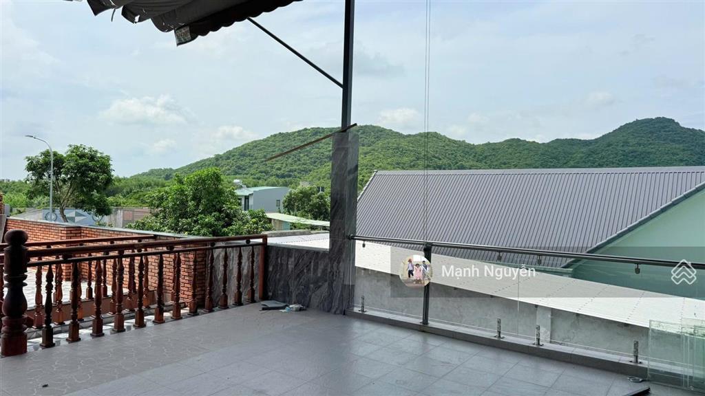 View núi cực đẹp  bán nhà tặng đất
dt 230m2  6x40  100m² thổ cư
mặt tiền đường nhựa số 2