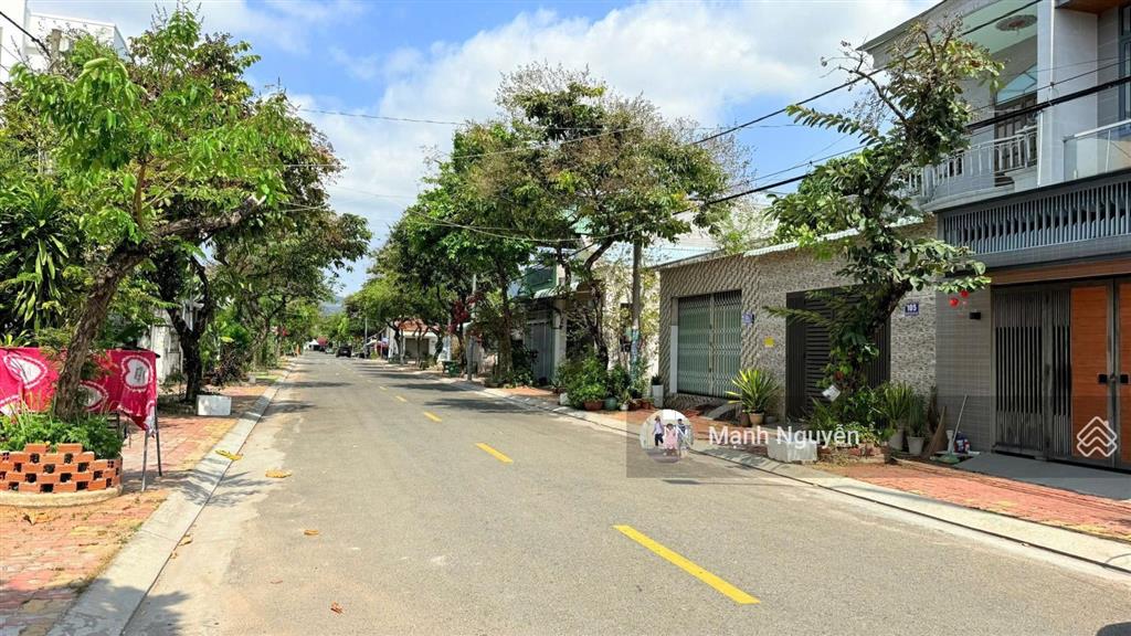 Mặt tiền đường nguyễn hữu huân p.long tâm tp bà rịa
diện tích 5x1995m2 thổ cư toàn bộ
khu tru