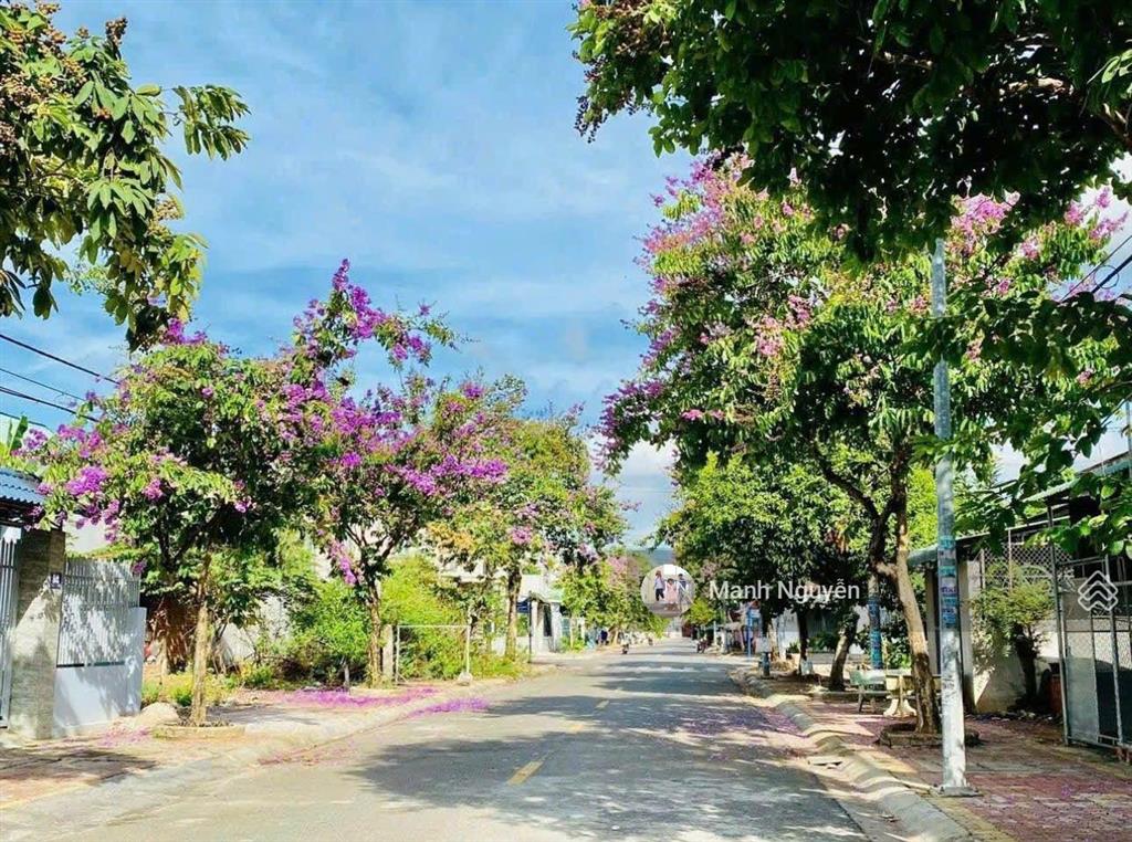 Mặt tiền đường nguyễn hữu huân p.long tâm tp bà rịa
diện tích 5x1995m2 thổ cư toàn bộ
khu tru
