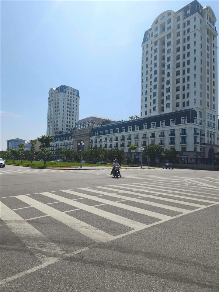 Nhà kiệt ô tô gần trung tâm, vị trí đẹp, gần tố hữu