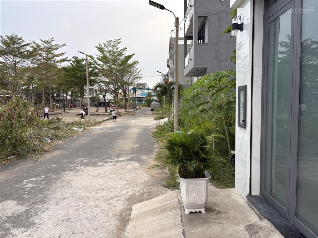 Bán nhà 3 lầu sân thượng đường lê văn lương