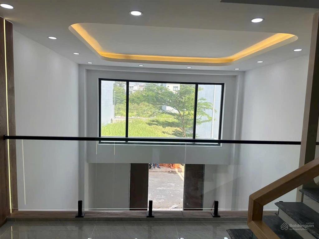 Bán nhà mới 4 lầu sân thượng 5 x 16