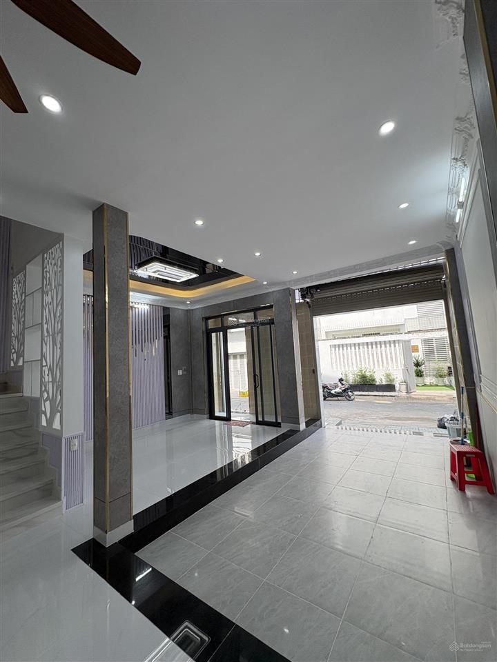 Bán nhà 3 lầu sân thượng 6,4m x 13,5m