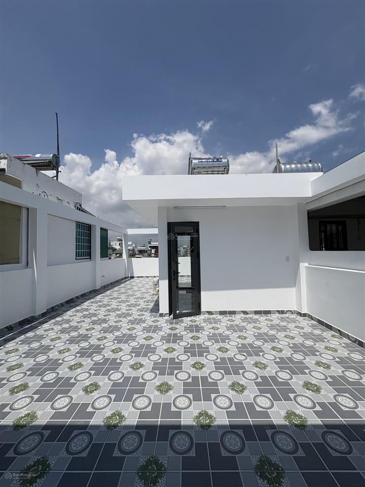 Bán nhà 3 lầu sân thượng 6,4m x 13,5m