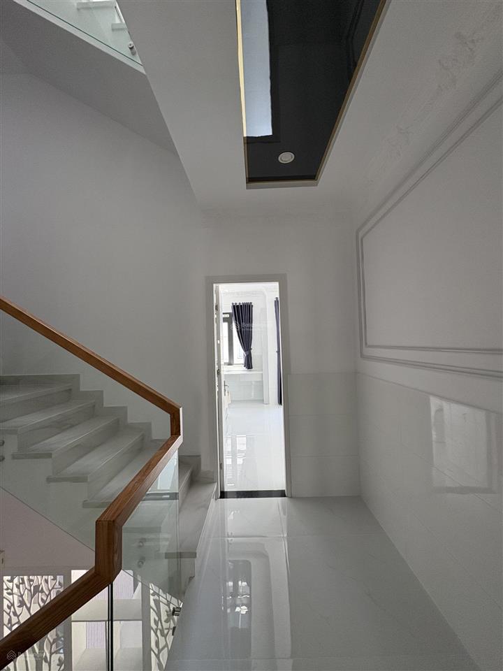 Bán nhà 3 lầu sân thượng 6.4m x 13.5m