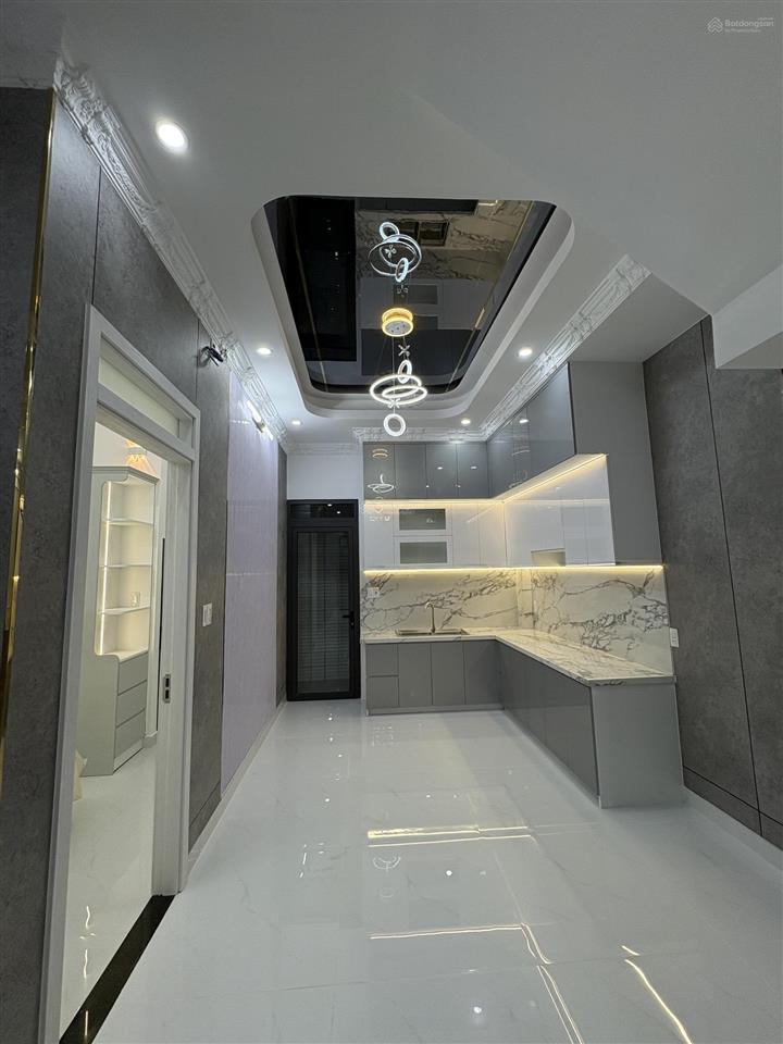 Bán nhà 3 lầu sân thượng 6.4m x 13.5m