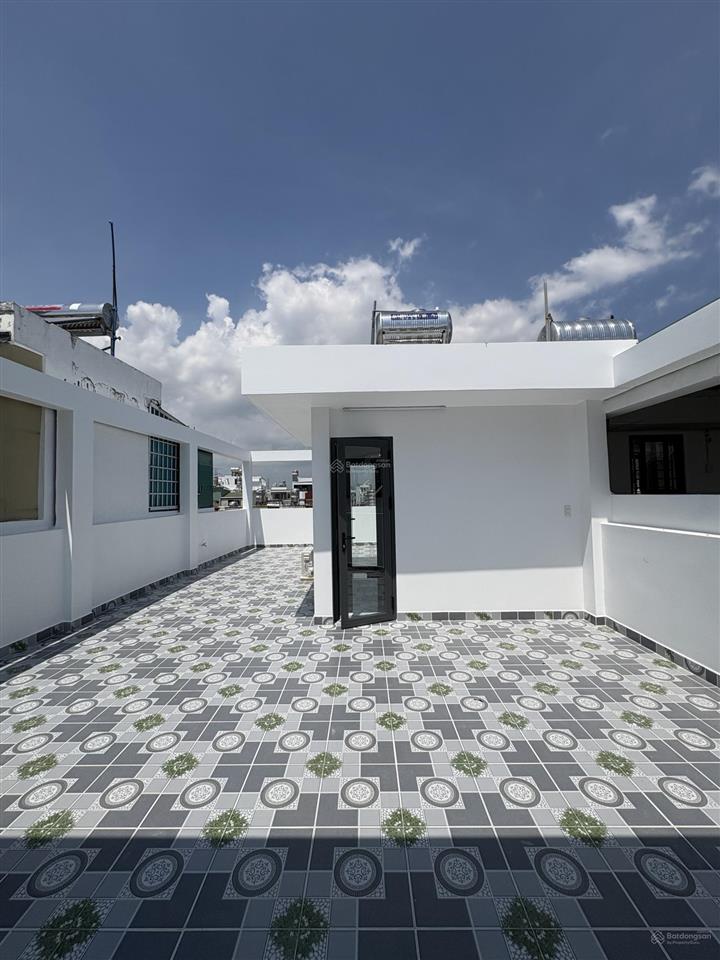 Bán nhà 3 lầu sân thượng 6.4m x 13.5m