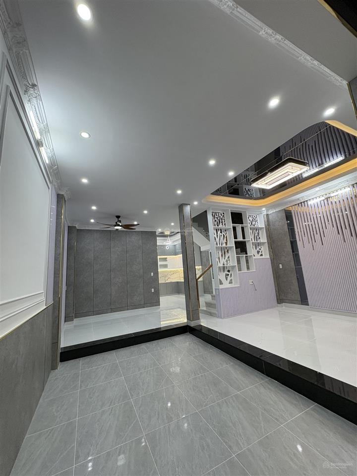Bán nhà 3 lầu sân thượng 6.4m x 13.5m
