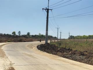 Lô đất hai mặt tiền ngang 80m, đường xe hơi, đường rộng 6 m, có dân cư