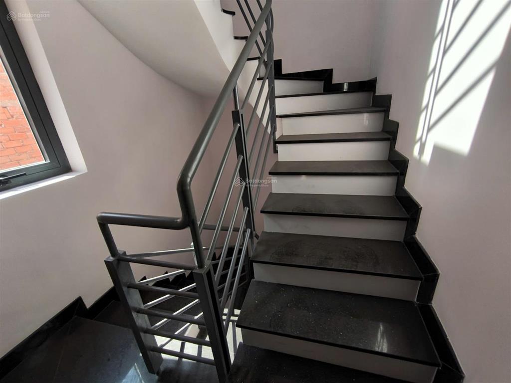 Cho thuê căn nhà mặt tiền số đường số 2, 5*22m có thang máy suốt 27tr