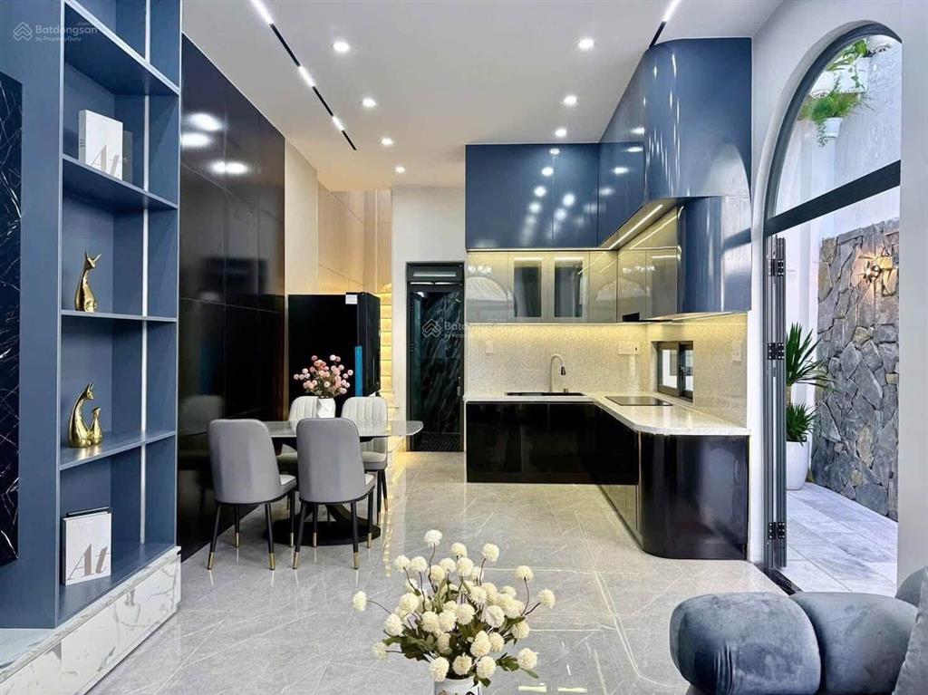 Bán nhà văn quán 5 tầng, 4 ngủ, ô tô, gần phố. 8.8 tỷ