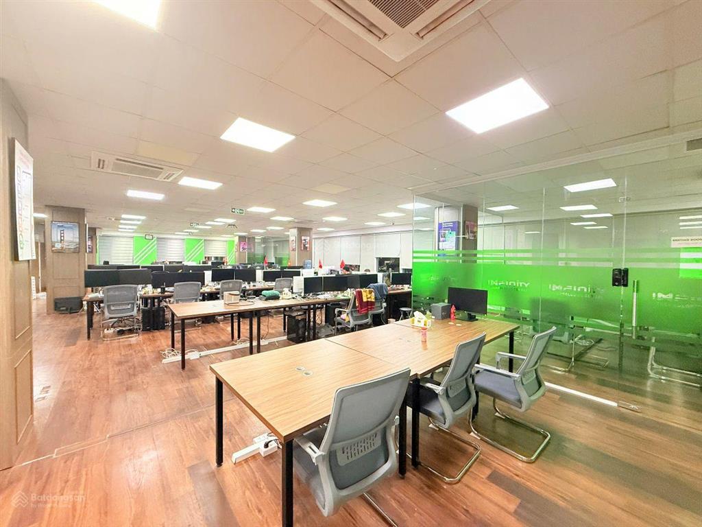 Mời thuê mặt phố đường láng 540m². 132 triệu/tháng.