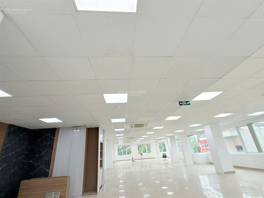 Mời thuê mặt phố đường láng 540m². 132 triệu/tháng.