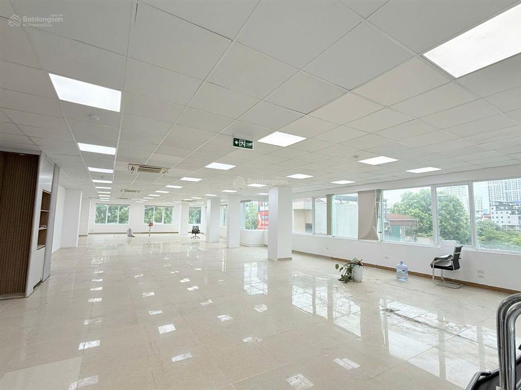 Mời thuê mặt phố đường láng 540m². 132 triệu/tháng.