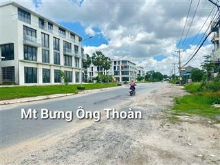 Bán đất 1/ đường bưng ông thoàn phú hữu q9 dt 80m giá 4,75tỷ shr công chứng liền  0906 860 ***