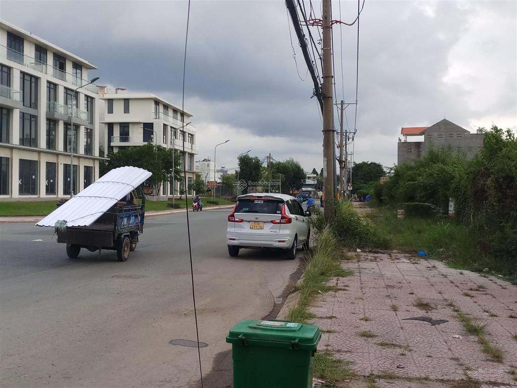 Bán nhanh lô đất 1/ bưng ông thoàn q9 dt 4x20m giá 4,7 tỷ  e 0906 860 ***