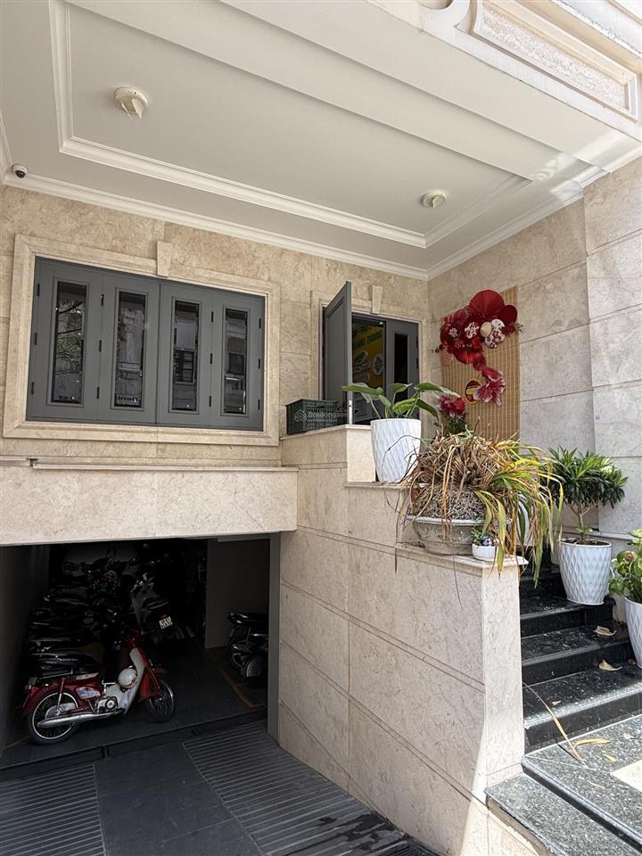 Cho thuê mặt bằng 100m2 cityland gò vấp. có hầm để xe, treo được bảng hiệu công ty trước nhà