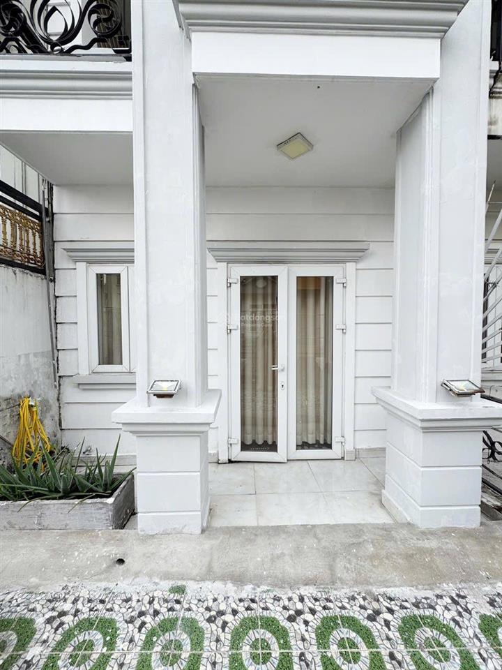 Nhà 1 trệt 3 lầu ( 4 x 16 )  đường 8m xe hơi quay đầu  nhà mới chỉ việc dọn vào ở